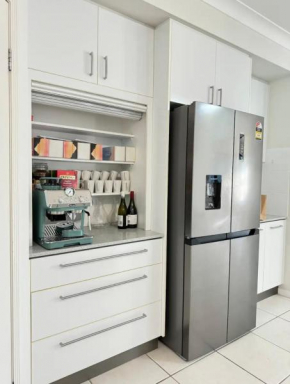 7 Bedrooms 20 Mins to City 25 Acres of Green Space, Brisbane